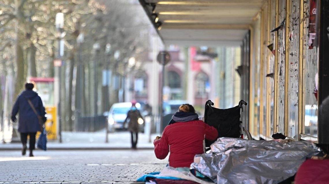 Winterhilfe: Luisenstraße, neben der Bonifatiuskirche, Obdachlose auf der Straße. Unter der Alu-Decke befindet sich ein weiterer Obdachloser. Foto: Volker Watschounek