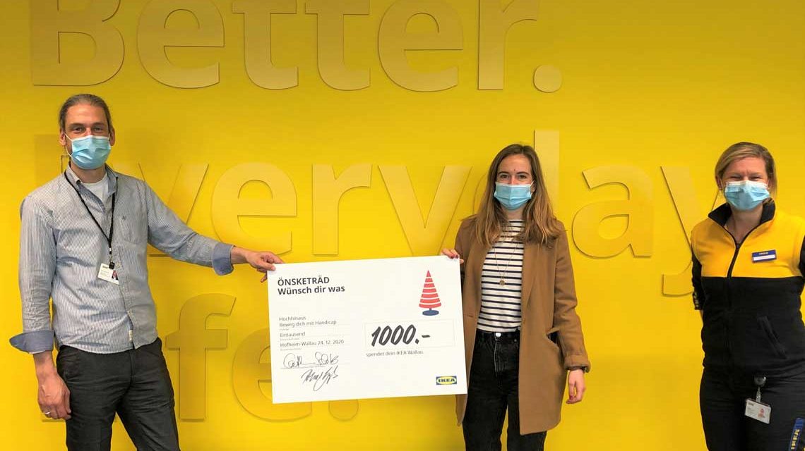 Fotos im Anhang: Spendenpartner mit Cathrin Scholz (Market Managerin, IKEA Wallau) und Tobias Groß (People & Culture Manager, Deutschlandzentrale) / Foto: Saskia Baumann 