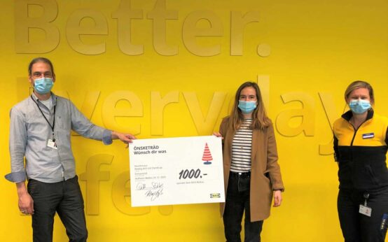 Fotos im Anhang: Spendenpartner mit Cathrin Scholz (Market Managerin, IKEA Wallau) und Tobias Groß (People & Culture Manager, Deutschlandzentrale) / Foto: Saskia Baumann 