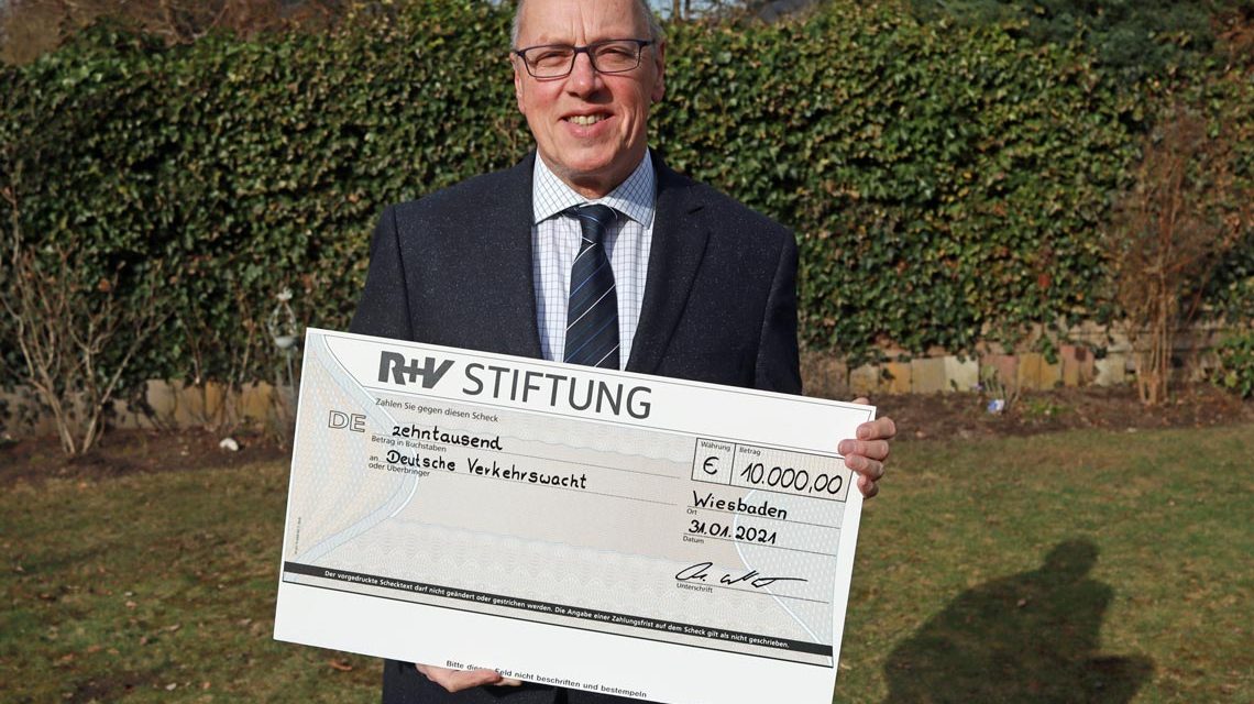 R+V Versicherung spendet 10000 Euro an Verkehrswacht