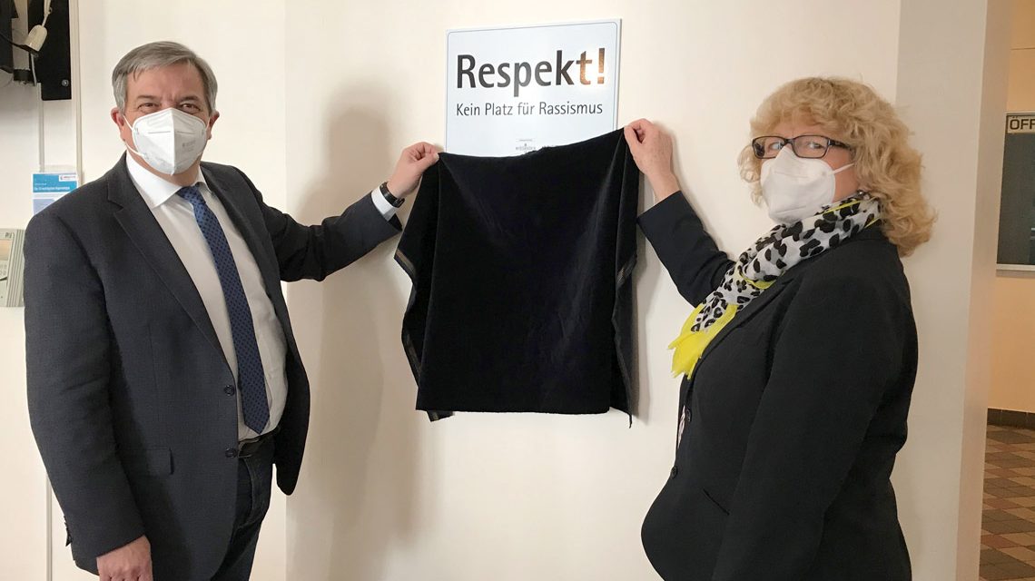 Schild für Respekt und gegen Rassismus im Rathaus