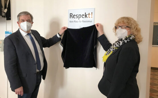 Schild für Respekt und gegen Rassismus im Rathaus