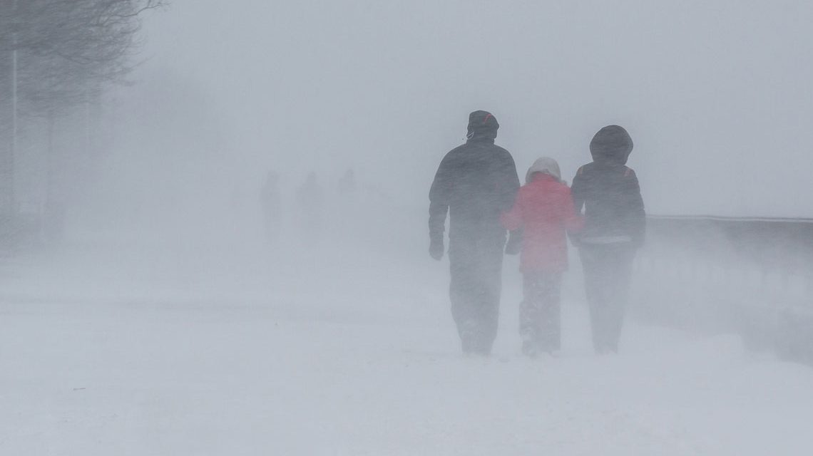 Dauerregen, Schneefall.. Gruppe von Menschen bei schlechtem Wetter im Nebel bei Schnee