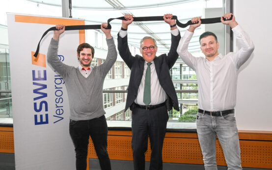 Eines der vielen gelungenen Projekte (v. l.): Philip Gräter (fairplaid), Ralf Schodlok (Vorstandsvorsitzender ESWE Versorgungs AG) und Marcel Stebani (Judo Club Wiesbaden) freuen sich über 7.130 Euro zur Finanzierung des Bundesligafinales beim JCW