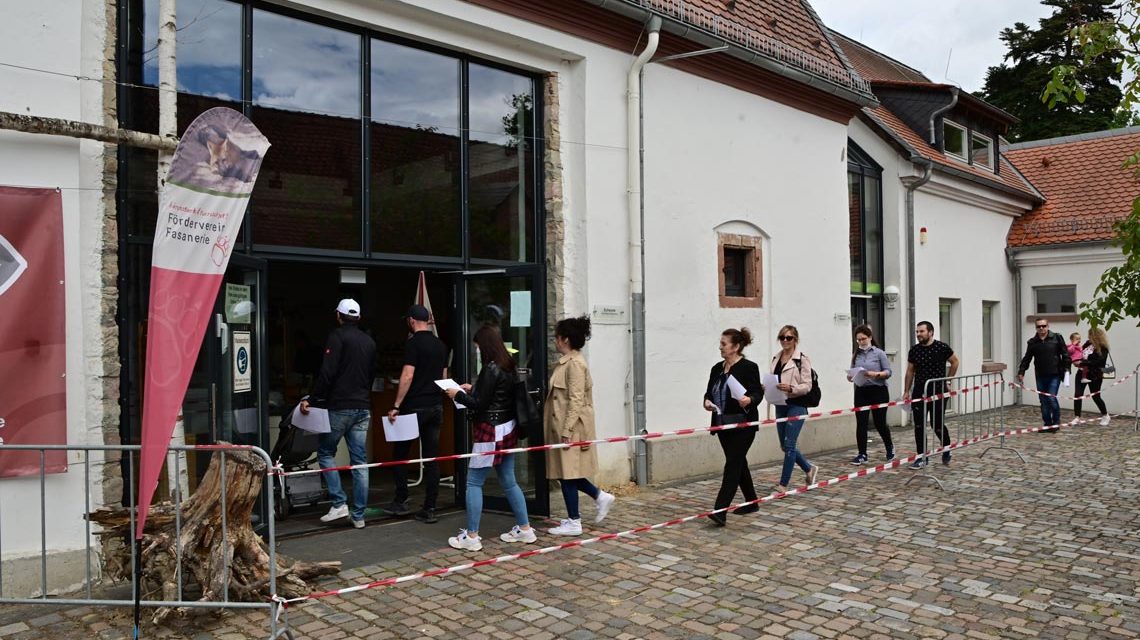 Die Natur lockt, doch nicht jeder kann einfach so rein. Der Zugang zur Fasanerie wird über ein Negativachweis und kein E-Ticketing. System gesteuert. Ticket gibt es online und an der Touristinfo.