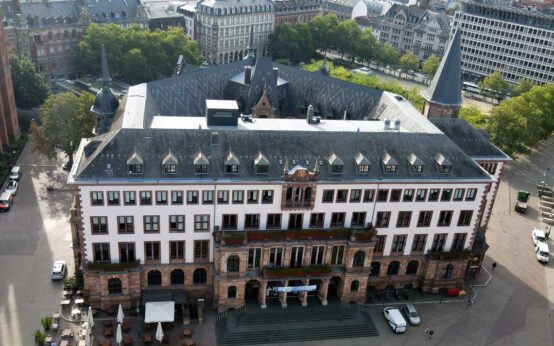 Dezernatsvertretung, Inzidenz, Wahlparty, Das neue Rathaus, gleich gegenüber des alten Rathauses, das heute als Standeasamt genutzt wird.