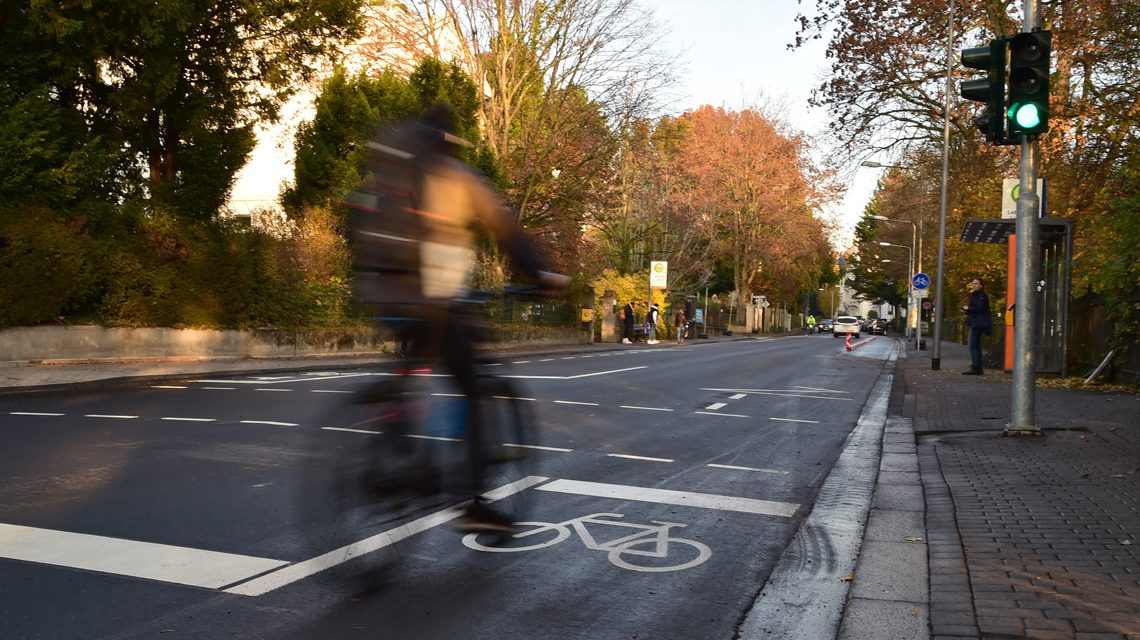 Neuer Radweg, die Fahrradfahrer freut es, die Autofahrer haben sich daran gewöhnt.