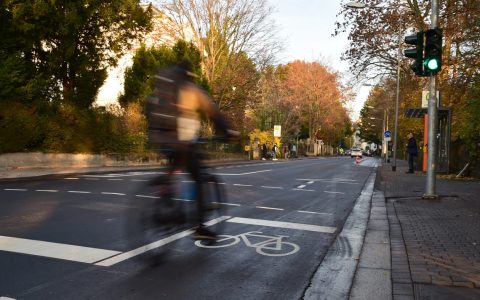 Neuer Radweg, die Fahrradfahrer freut es, die Autofahrer haben sich daran gewöhnt.