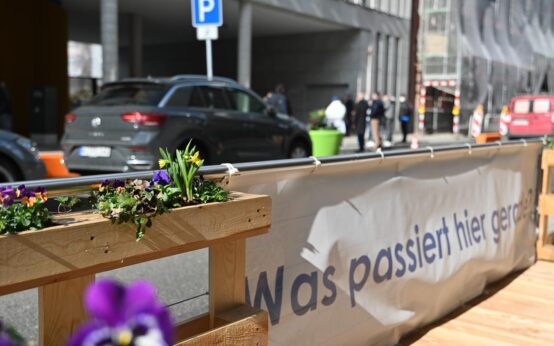 Parkraum anders nutzen: Autos haben hier keinen Platz mehr. Anstelle gibt es Terrassen und Blumenkübel.
