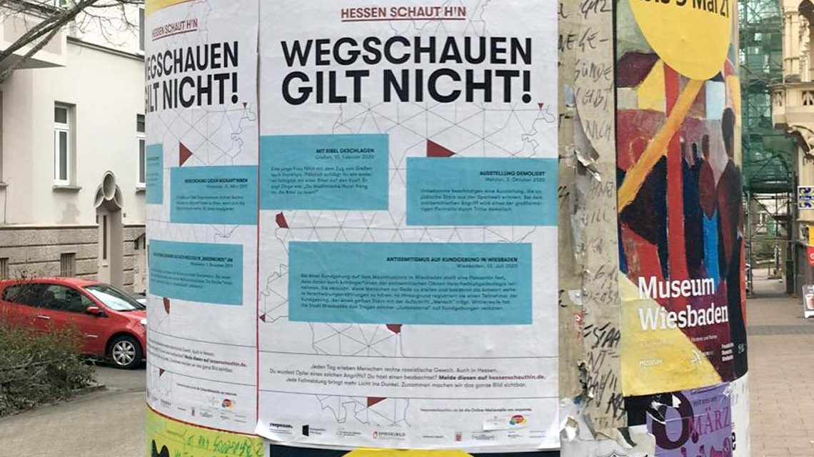 „Hessen schaut hin“: „Wegschauen gilt nicht“: An 194 Stellen im gesamten Wiesbadener Stadtgebiet hängen Plakate, mit Motiven, die Taten sichtbar machen, die rassistisch, antisemitisch, antimuslimisch oder antiziganistisch motiviert sind. (Foto: Nicole Nestler /Bündnis für Demokratie)