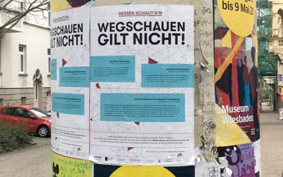„Hessen schaut hin“: „Wegschauen gilt nicht“: An 194 Stellen im gesamten Wiesbadener Stadtgebiet hängen Plakate, mit Motiven, die Taten sichtbar machen, die rassistisch, antisemitisch, antimuslimisch oder antiziganistisch motiviert sind. (Foto: Nicole Nestler /Bündnis für Demokratie)