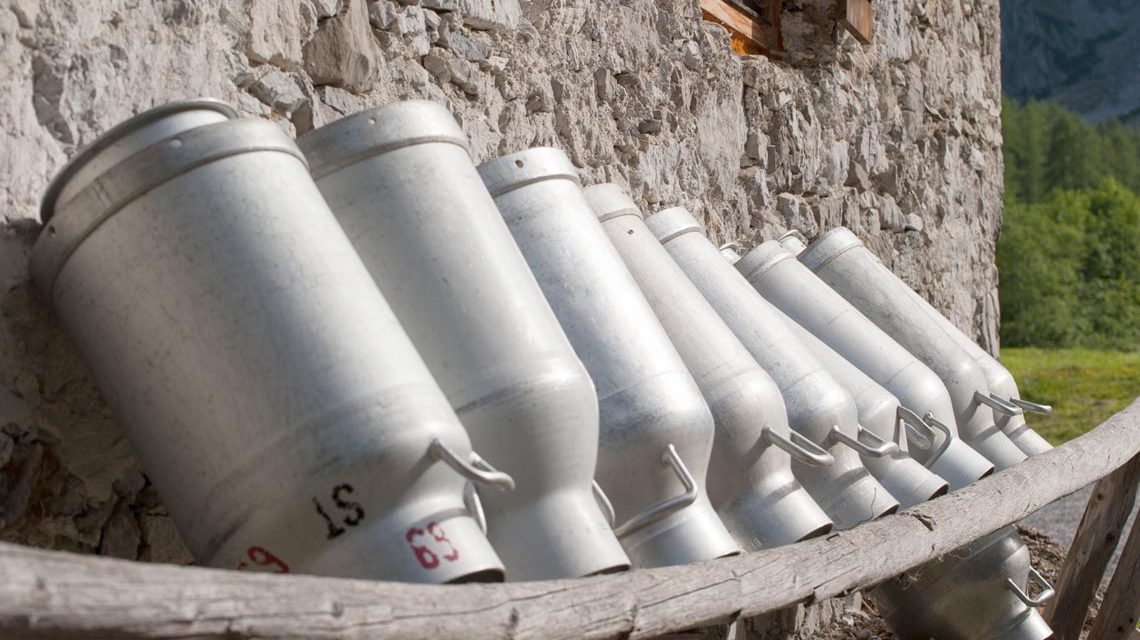Schwälbchen: Symbolfoto, Milchkannen warten auf ihren Einsatz