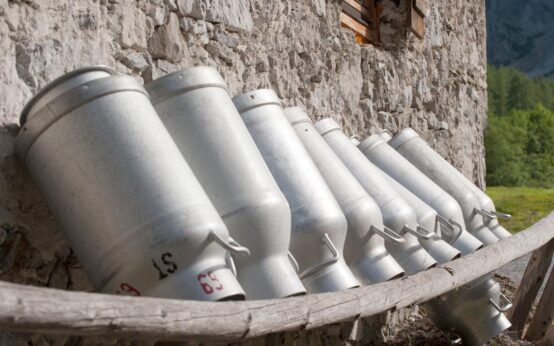 Schwälbchen: Symbolfoto, Milchkannen warten auf ihren Einsatz
