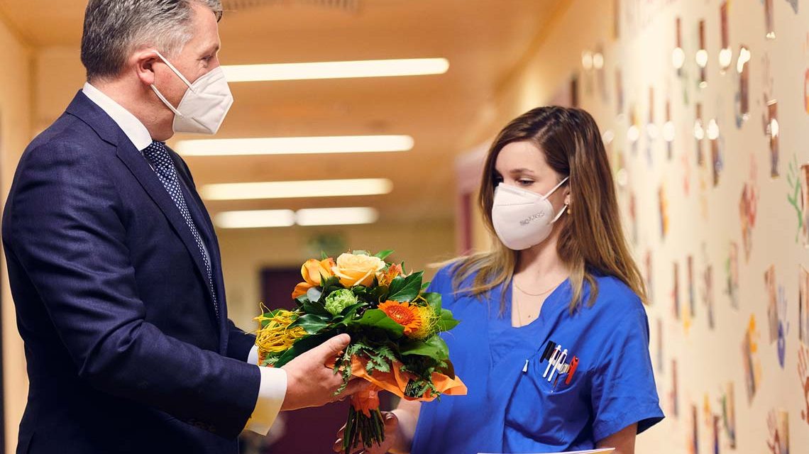 Fresenius-Vorstandvorsitzender Stephan Sturm übergibt Sarah Jansa den Fresenius-Ausbildungspreis