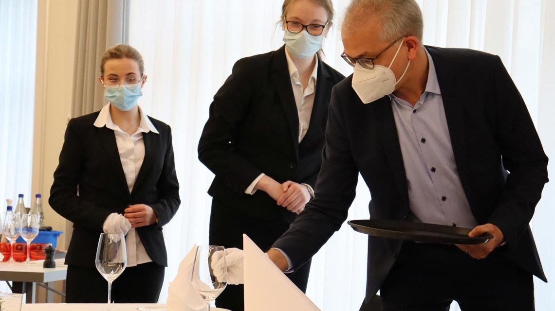 Wirtschaftsminister Al-Wazir besucht Auszubildende im Gastgewerbe