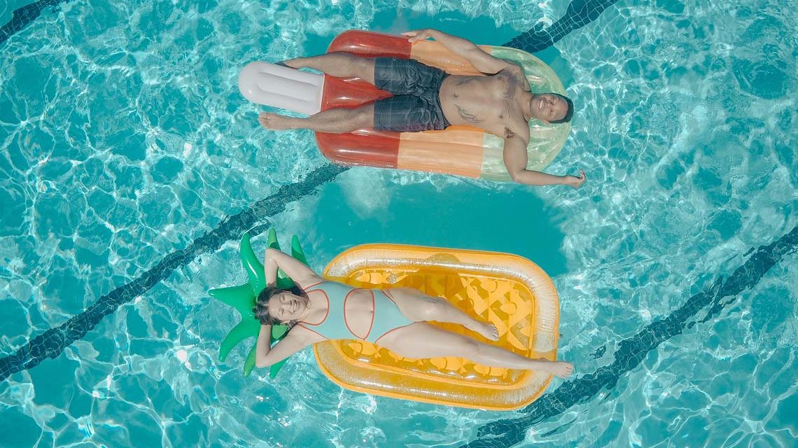 Badespaß mit Luftmatratze im Pool treiben lassen.