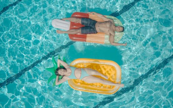 Badespaß mit Luftmatratze im Pool treiben lassen.