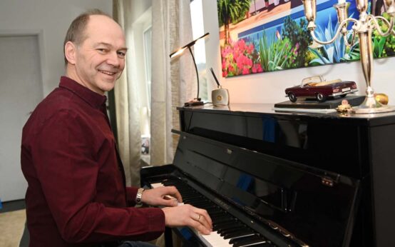 Dr. Gerhard Obermayr privat am Klavier.