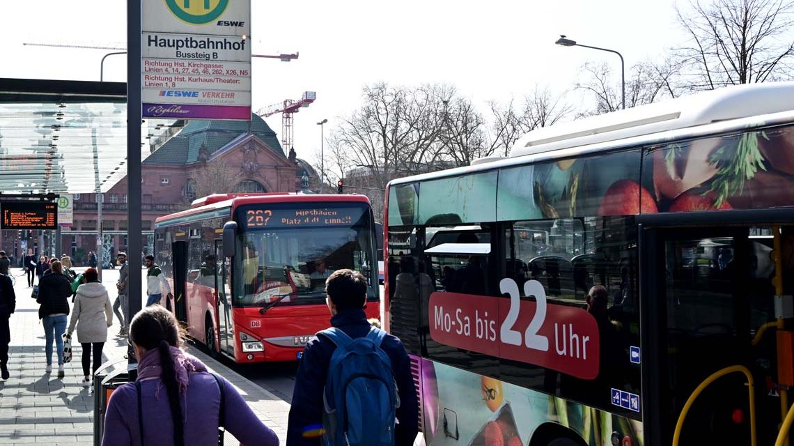 Scholz & Volkmer fahren Bus und Bahn