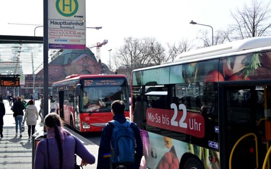 Scholz & Volkmer fahren Bus und Bahn