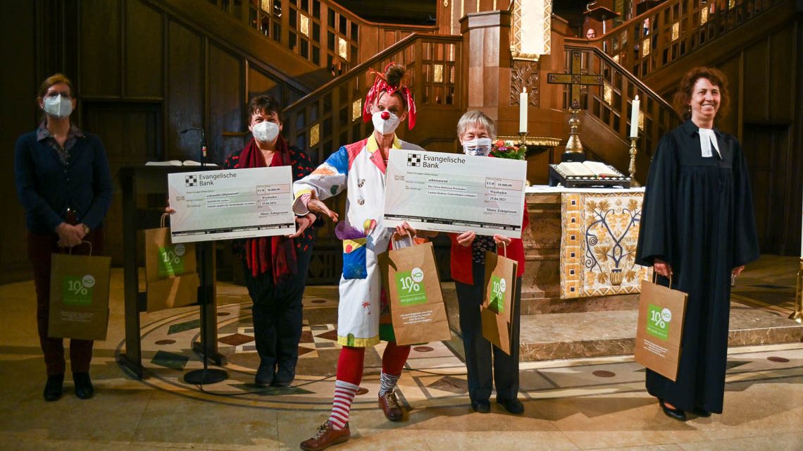 10 Prozent Danke Gottesdienst Lutherkirche, auch die Clowndoktoren haben einen Scheck erhalten Foto: Volker Watschounek
