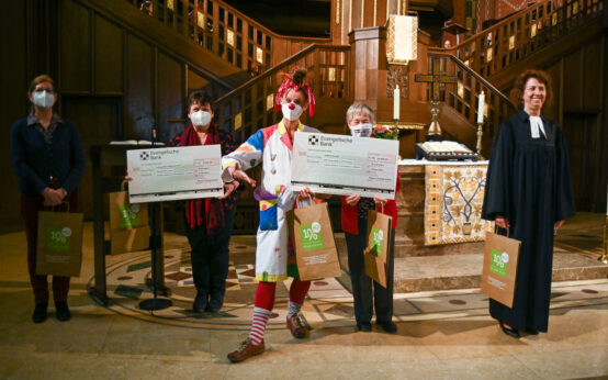 10 Prozent Danke Gottesdienst Lutherkirche, auch die Clowndoktoren haben einen Scheck erhalten Foto: Volker Watschounek