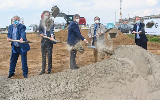 Spatenstich am Hainweg: Andreas Guntrum, Markus Gaßner, Gert-Uwe Mende, Rainer Pfeifer, Christoph Maanjura Foto: Volker Watschounek