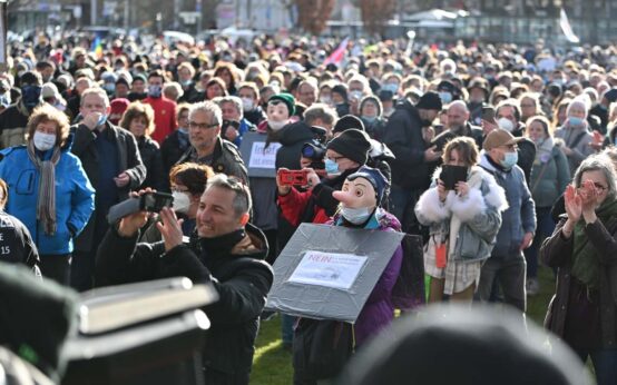 Rund 1000 Menschen waren am Samstag, 13. März, bei der Querdenker Demo in den Reisinger Anlagen.
