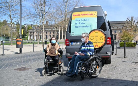 Barrierefreiheit: Rika Esser im Gespräch mit Dr. Sigrid Arnade vor den Kurhaus Wiesbaden.
