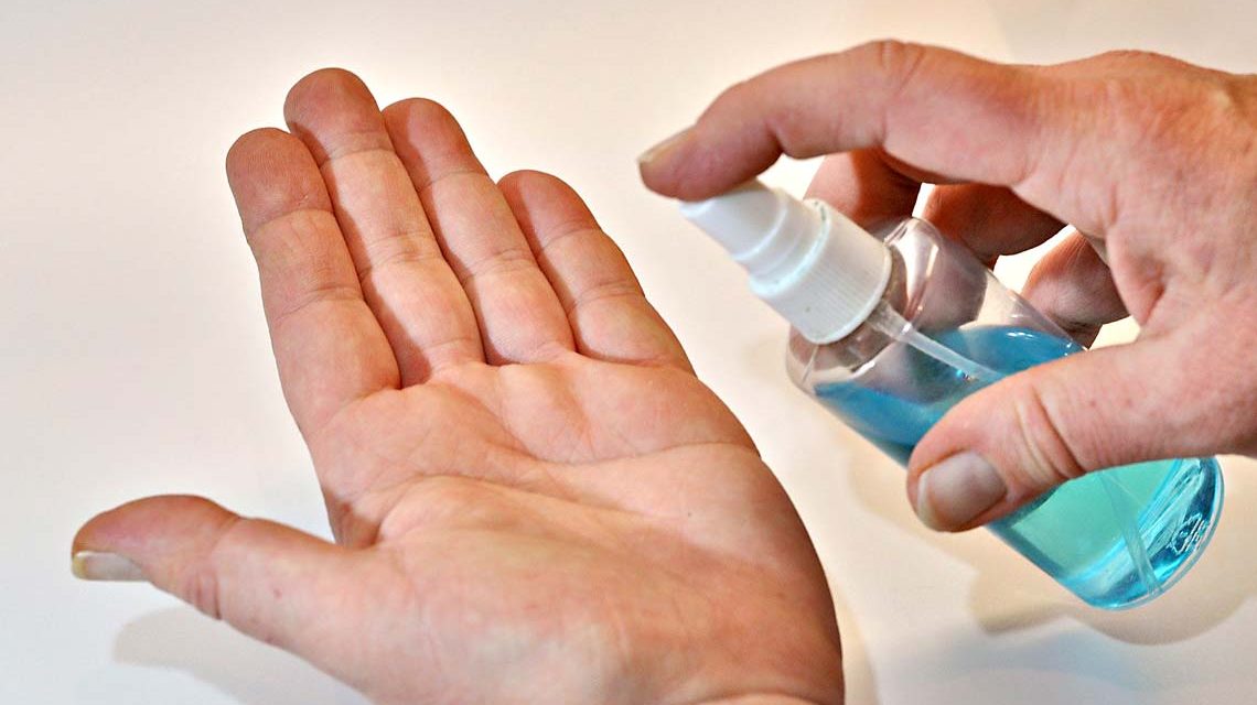 Hände einsprühen dun desinfizieren