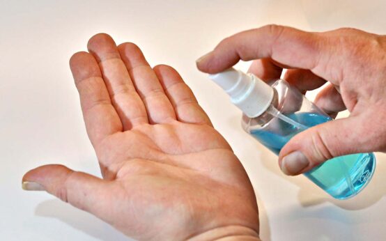 Hände einsprühen dun desinfizieren