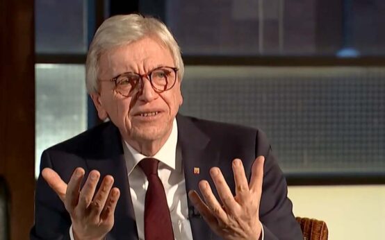 Ministerpraesident Volker Bouffier, mit Stufenplan zurück, Schule