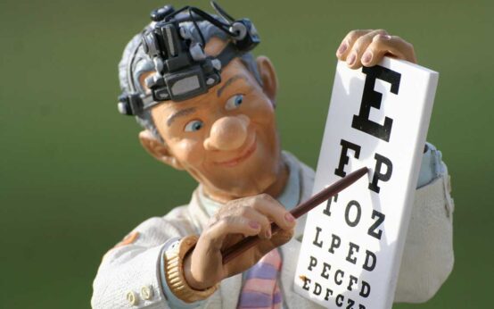 Sehtest beim Arzt, auch bei der Schuleingangsuntersuchung