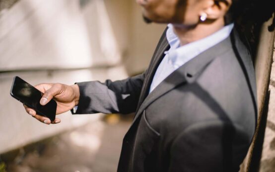 Mann mit Handy in der Stadt unterwegs