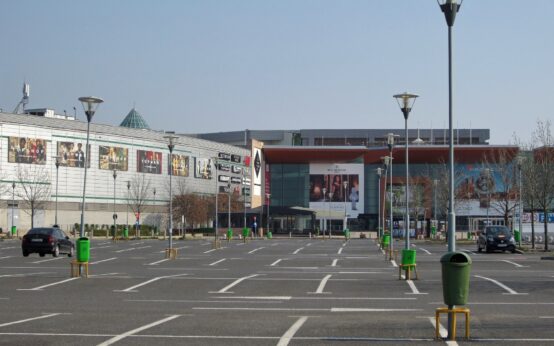 Montag Mittag, der Parkplatz ist leer...