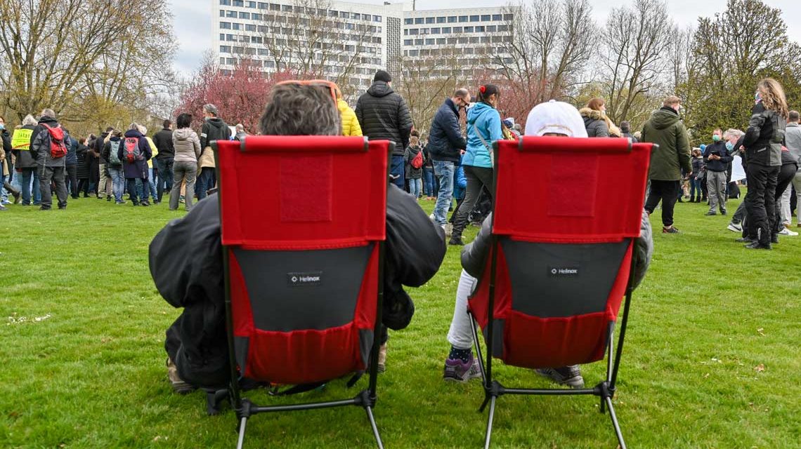 Versammlungen: Die Reisinger Anlage fest in der Hand der Querdenker. Die Gegendemo formiert sich auf dem Banhofsvorplatz.