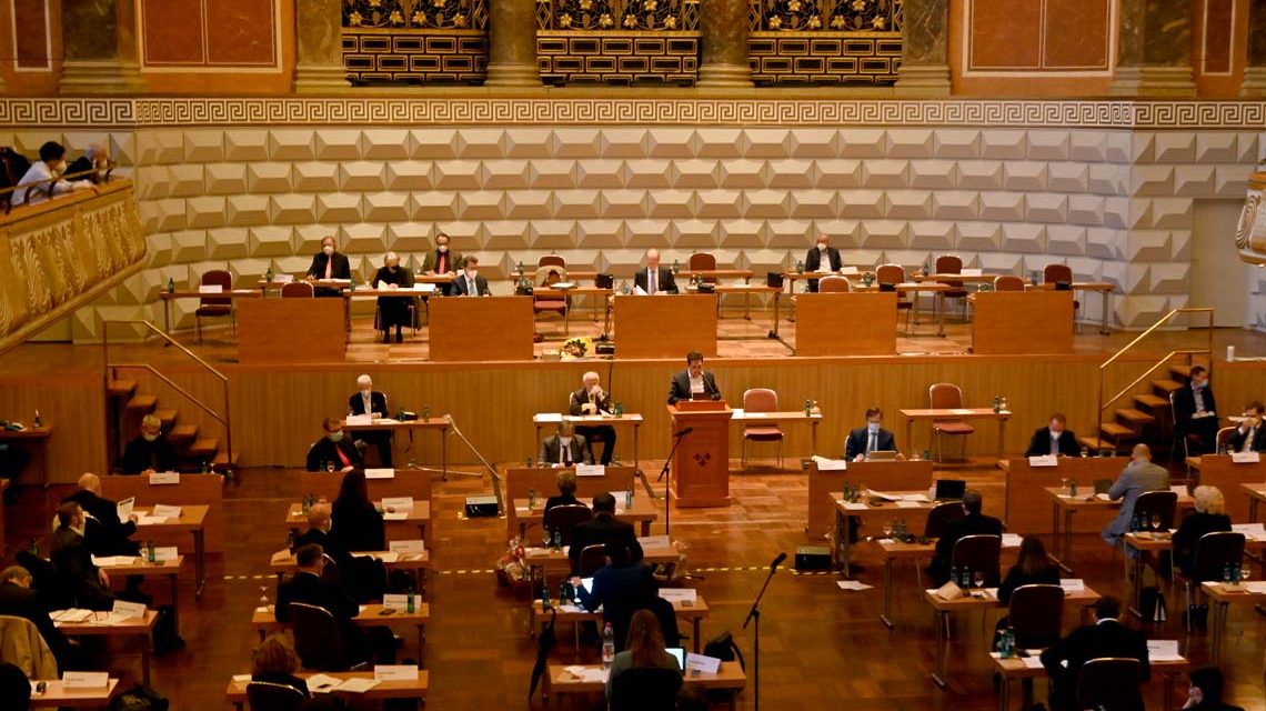 Konstituierende Stadtverordnetenversammlung im Kurhaus Wiesbaden. Gerhard Obermayr wird zum neuen Stadtverordnetenvorsitzenden gewählt. (Hinterzimmer)
