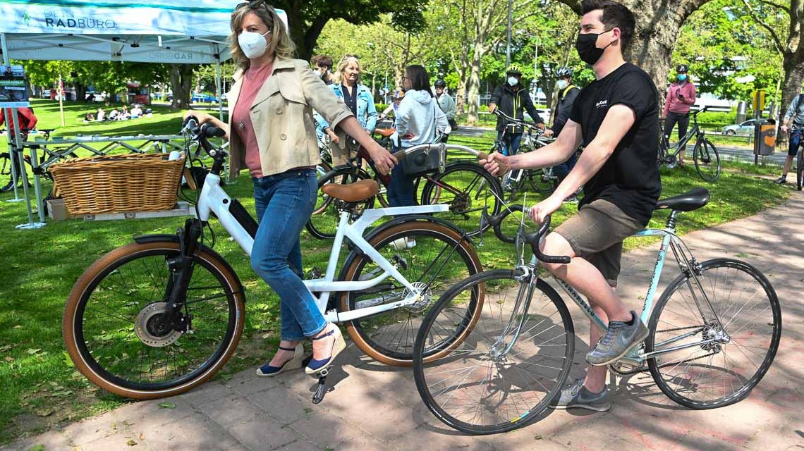 Dr. Stephanis Dreyfürst erhält den Staffelstab von Sebastian Schulz: den Staffellenker.