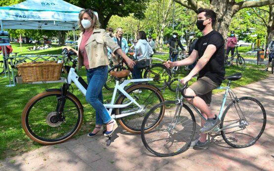 Dr. Stephanis Dreyfürst erhält den Staffelstab von Sebastian Schulz: den Staffellenker.