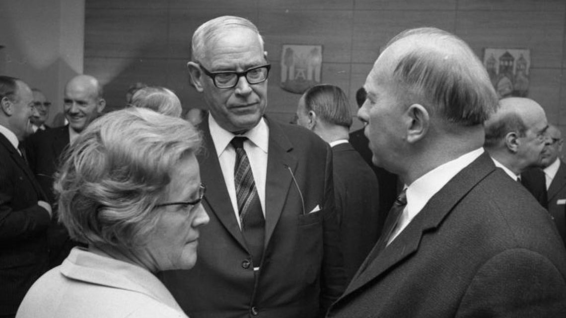 Empfang der La. Vertr. Niedersachsen anl. Geburtstag von Frau Min. Maria Meyer-Sevenich (v.l.n.r.: Bundesgesundheitsminister Frau Strobel; Ministerpr‰sident Dr. Zinn; Staatssekretär Dr. Fritz Schäfer, Bundesministerium f¸r Angelegenheiten des Bundesrates und der Länder)