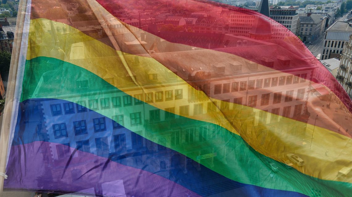 Regenbogenfahne: Wiesbaden steht ein für Vielfalt und gegen Diskriminierung