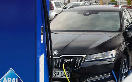 Bei REWE in Ingolstadt können Kunden ihr E-Auto bei Aral laden.