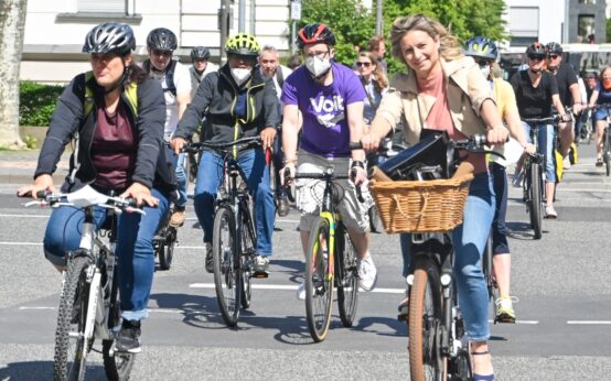 Zum Auftakt der diesjährigen Stadtradelaktion machten sich gut 100 Wiesbadenner auf eine Runde durch die Stadt.