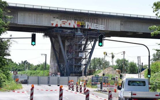 Salzbachtalbrücke von der Mainzer Straße aus aus der Innenstadt kommend.