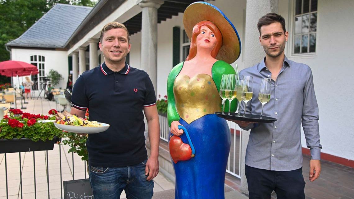 Daniel Hilsenbeck und Fabian Lavatsch kümmern sich um das Wohl der Gäste.