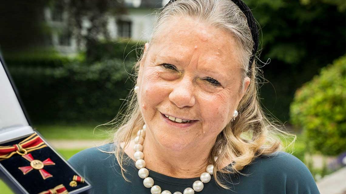 Der hessische Ministerpraesident Volker Bouffier haendigt das Verdienstkreuzes am Bande des Verdienstordens der Bundesrepublik Deutschland an Katherine Fürstenberg-Raettig am 28.06.2021 imGarten der Dienstvilla der Hessischen Staatskanzlei aus. (Foto: Thomas Lohnes/Hessische Staatskanzlei)