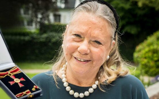 Der hessische Ministerpraesident Volker Bouffier haendigt das Verdienstkreuzes am Bande des Verdienstordens der Bundesrepublik Deutschland an Katherine Fürstenberg-Raettig am 28.06.2021 imGarten der Dienstvilla der Hessischen Staatskanzlei aus. (Foto: Thomas Lohnes/Hessische Staatskanzlei)