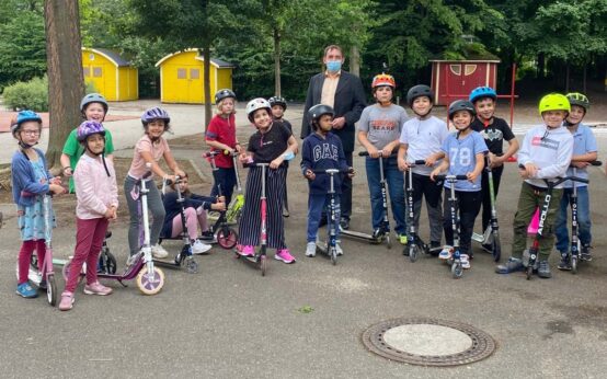 Kultusminister Lorz überreicht Förderbescheid über 3.500 Euro, Cityroller