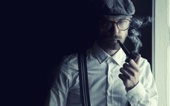 Detektiv bei der Arbeit: denken – Bild von Sammy-Williams auf Pixabay