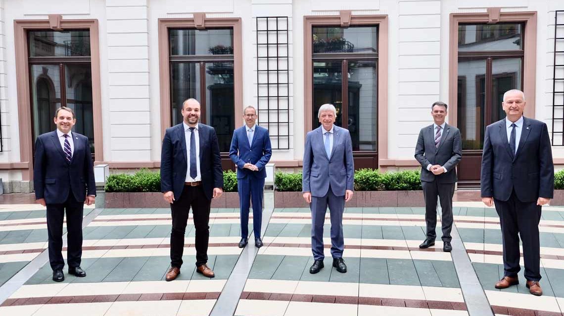 Landesregierung: Von links nach rechts: Kultusminister Alexander Lorz, Präsident des Hessischen Städtetags, Christian Geselle, Sozialminister Kai Klose, Ministerpräsident Volker Bouffier, Dr. Thomas Stöhr, Präsident des Hessischen Städte- und Gemeindebundes und Bernd Woide, der Präsident des Hessischen Landkreistages.